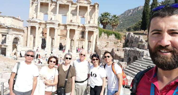 Groupe de personnes posant devant des ruines anciennes.