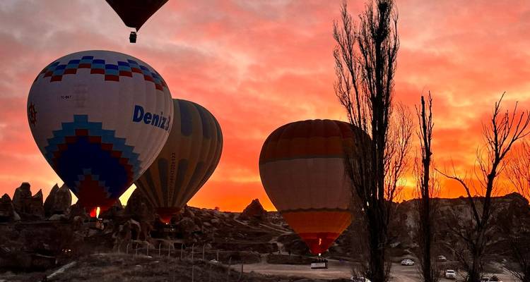 Montgolfières au lever du soleil aux couleurs vives.