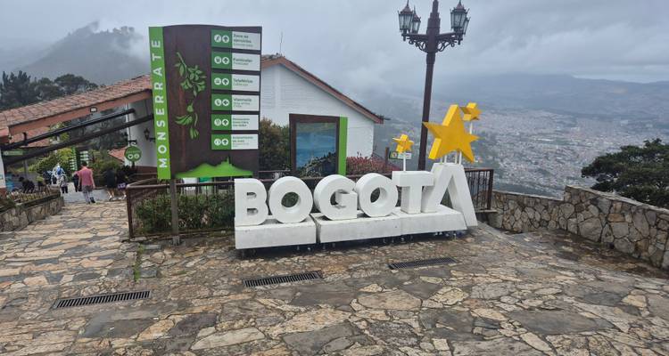Bogotá-bord op het uitkijkpunt Monserrate op een regenachtige, mistige dag met uitzicht over de stad.