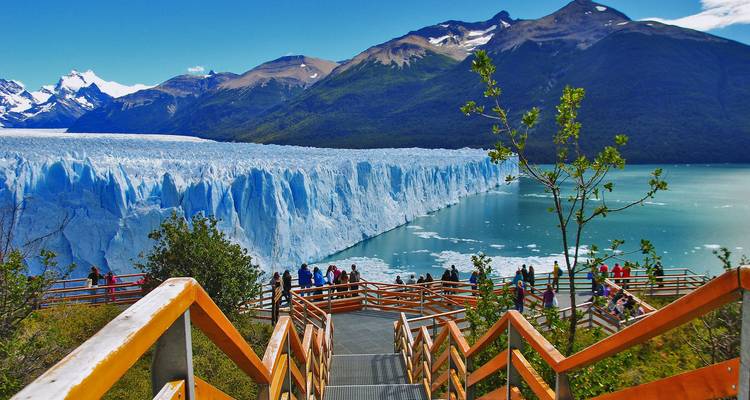 Passerelles en bois menant les visiteurs vers la face époustouflante du glacier Perito Moreno d'un bleu éclatant rencontrant le lac turquoise