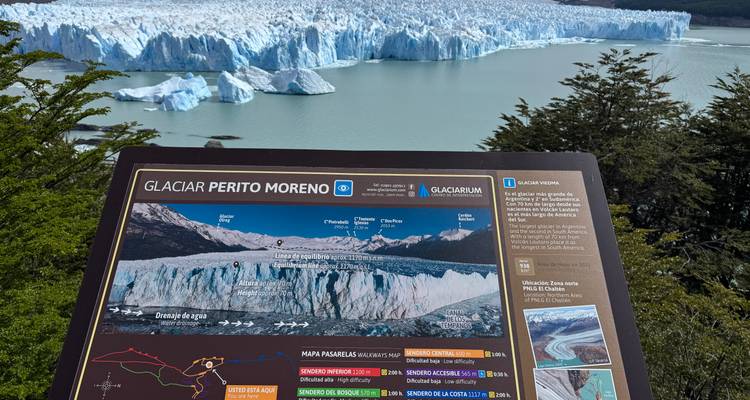 Informatief bord en kaart met uitleg over Glaciar Perito Moreno met de echte gletser zichtbaar daarachter.