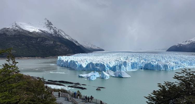 Uitkijkplatforms kijken uit over de enorme Perito Moreno-gletsjer en het turkooizen water eronder.