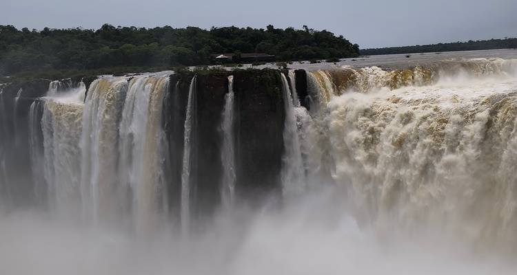 Rideau d'eau tonnant à la section de la Gorge du Diable des chutes d'Iguazú enveloppé de brume.