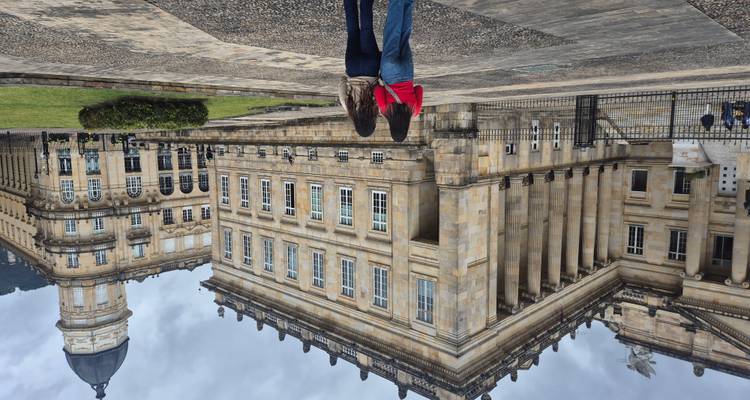 Deux femmes admirent le bâtiment néoclassique du Capitole national sur la Plaza de Bolívar à Bogotá.
