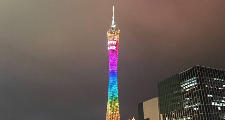 Tour de Canton colorée illuminée la nuit avec horizon urbain.