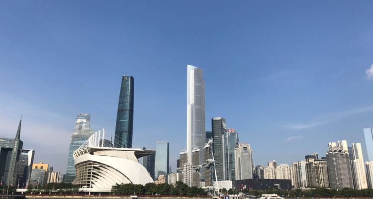Horizon de Guangzhou avec des gratte-ciel modernes pendant la journée.