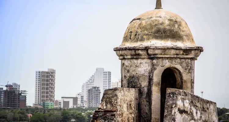 Guérite patinée sur le mur de la ville avec l'horizon moderne de gratte-ciel de Carthagène flou en arrière-plan.