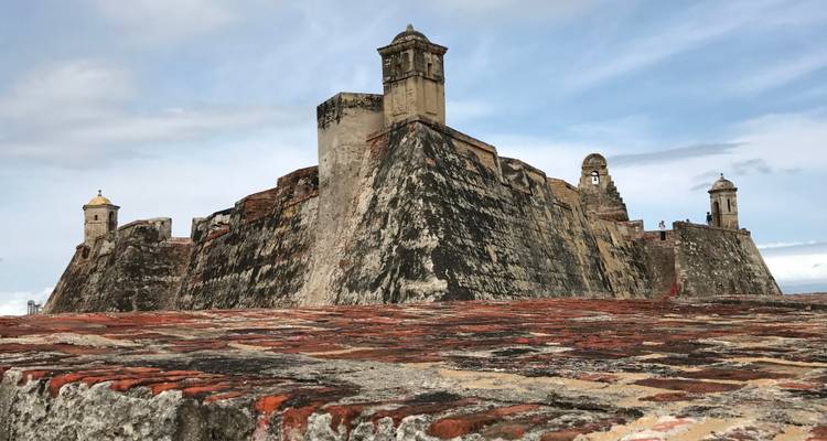 Vue panoramique des pentes de pierre abruptes et des tourelles du Castillo San Felipe contre un ciel dramatique.