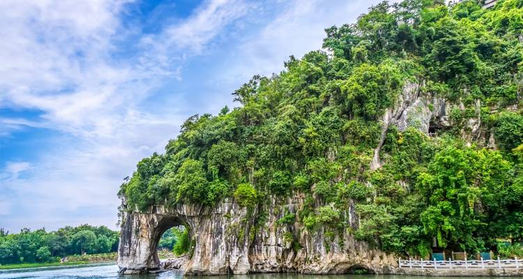 Colline du Tronc d'Éléphant, une arche naturelle dans une formation karstique.
