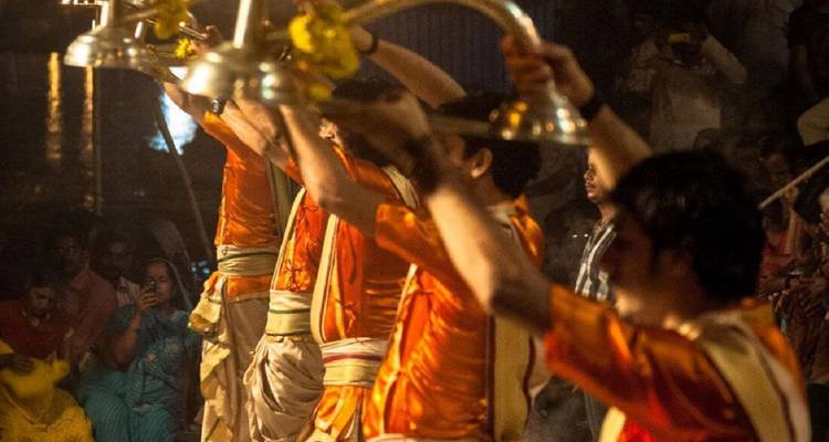 Menschen, die an einer traditionellen Zeremonie teilnehmen.