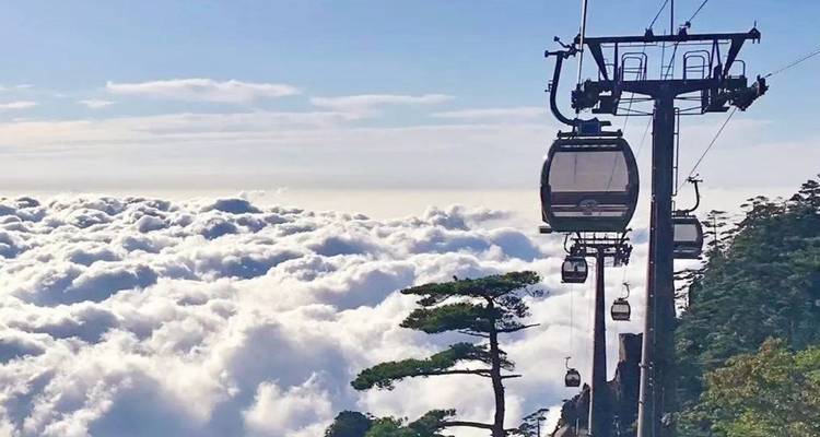 Kabelbanen boven de wolken met een schilderachtig uitzicht op de bergen.