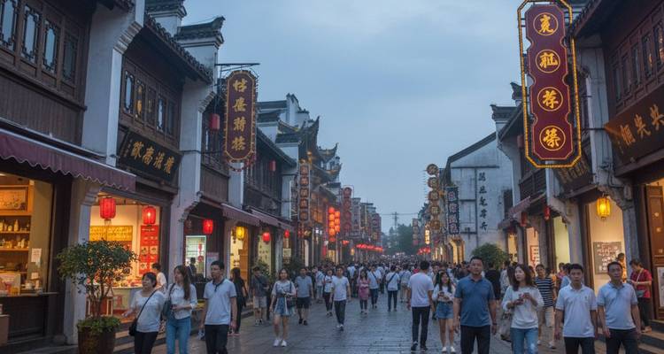 Een levendige straatmarkt met traditionele architectuur in de avond.
