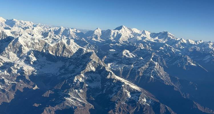 Vue aérienne de la chaîne de montagnes de l'Himalaya.
