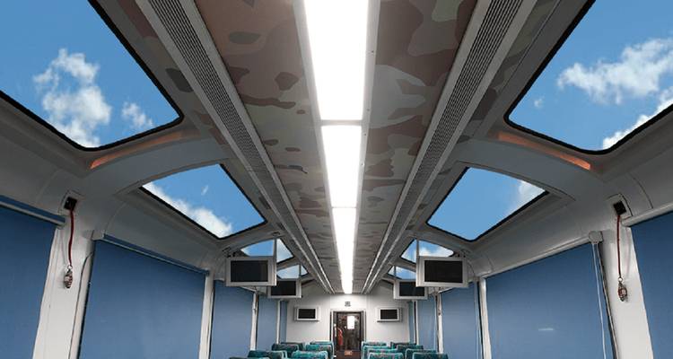 Intérieur d'un train moderne avec de larges verrières.