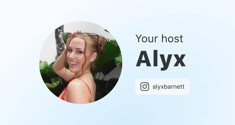 Een persoon die glimlacht met de tekst 'Uw gastheer Alyx'.