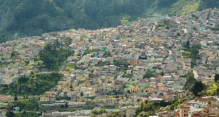 Vista de ladera de un paisaje urbano densamente poblado con arquitectura diversa.