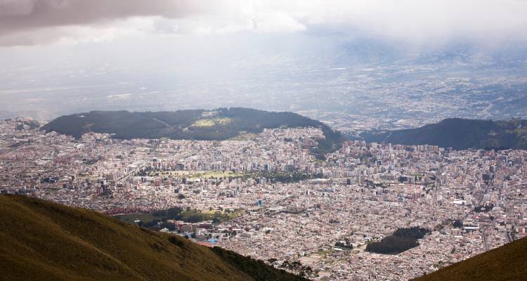 Vista aérea de una ciudad con montañas circundantes.