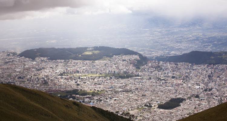 Vista aérea de una ciudad con montañas circundantes.