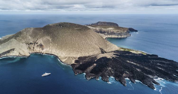 Luftaufnahme einer Insel mit einem Boot im Ozean.