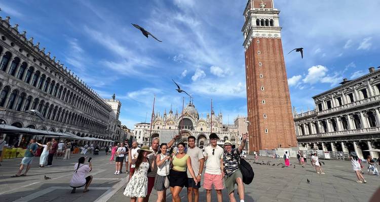 Groupe de personnes posant devant la basilique Saint-Marc à Venise.