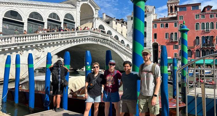 Groupe de personnes près du pont du Rialto à Venise.