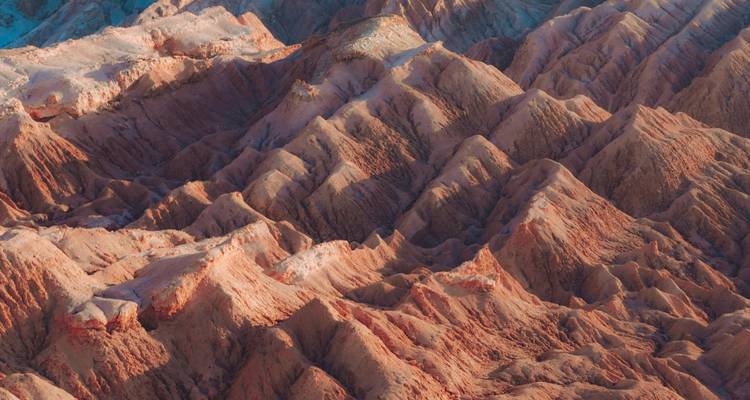 Paysage aride avec des formations montagneuses escarpées.