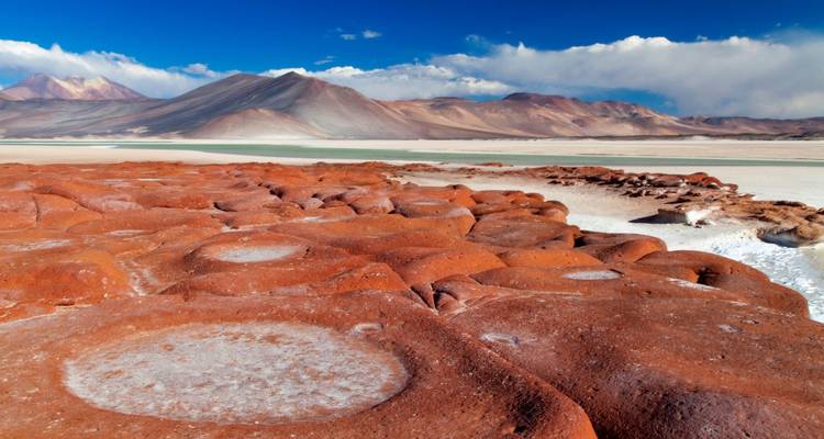 Paysage coloré avec montagnes et lac.