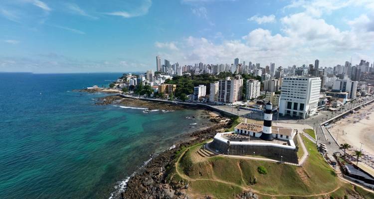 Küstenstadtansicht mit einem Leuchtturm und Strand.