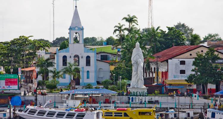 Hafenblick mit einem Boot und einer Kirche in einer kleinen Stadt.