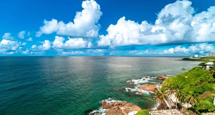 Panoramischer Meerblick mit klarem Himmel und entfernter Küstenlinie.