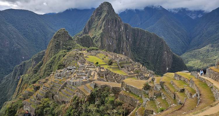 Vue panoramique du Machu Picchu avec un ciel dégagé.
