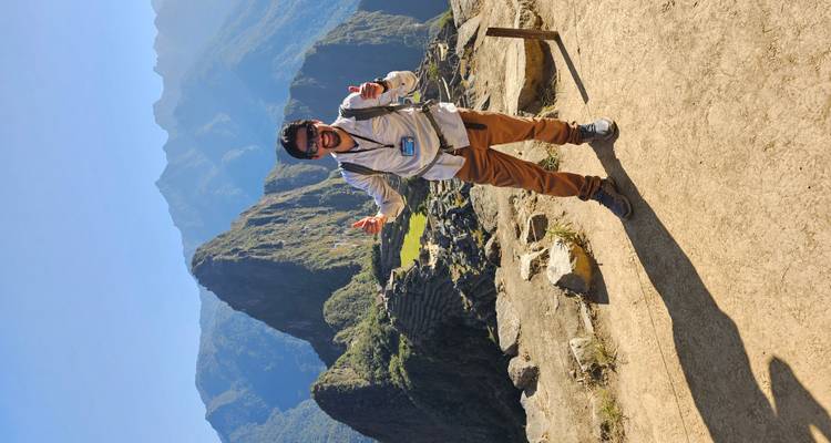Personne posant devant le Machu Picchu.