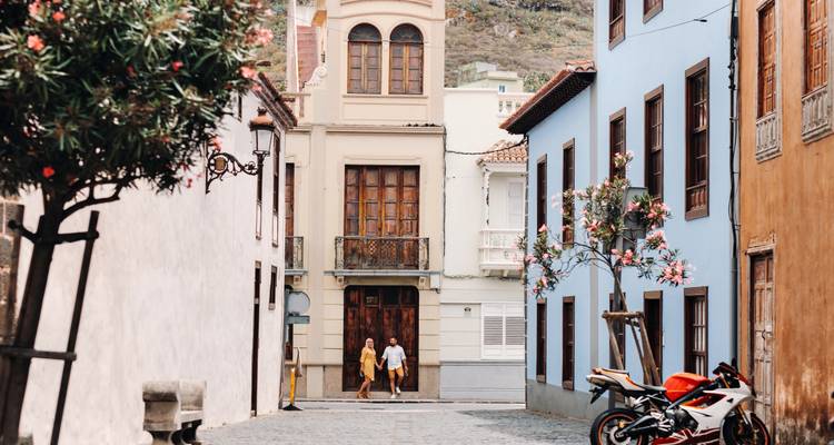 Charmante Kopfsteinpflasterstraße mit bunten Gebäuden.