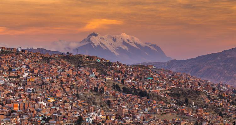 Stadtlandschaft mit einem schneebedeckten Berg in der Ferne.
