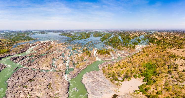 Luftaufnahme eines großen Flusses mit Inseln und Vegetation.