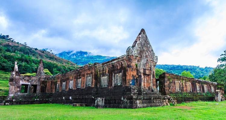 Alte Tempelruinen umgeben von Grün.