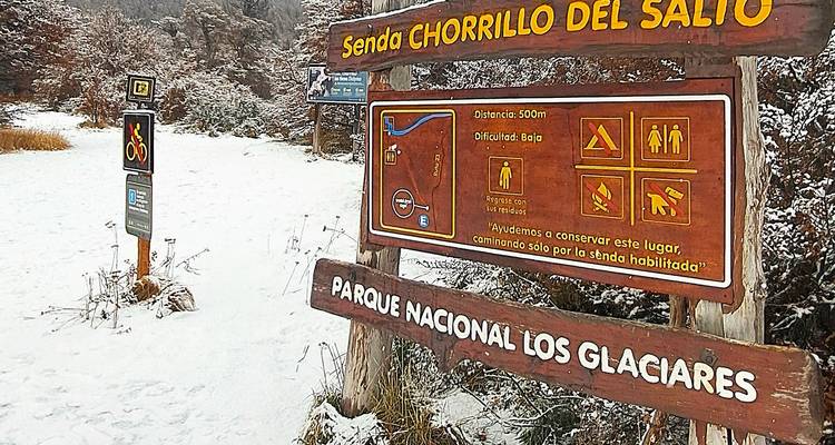 Informatiebord aan het begin van de Senda Chorrillo del Salto in Parque Nacional Los Glaciares staat naast een besneeuwd pad.