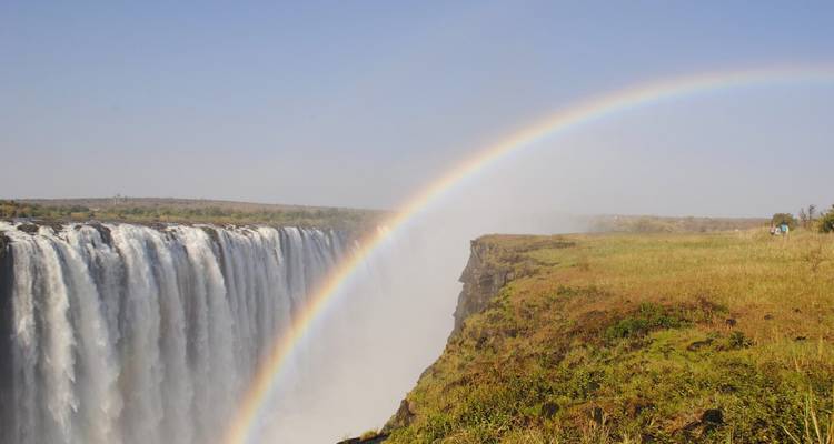 Chutes Victoria avec un arc-en-ciel proéminent au-dessus de l'eau.