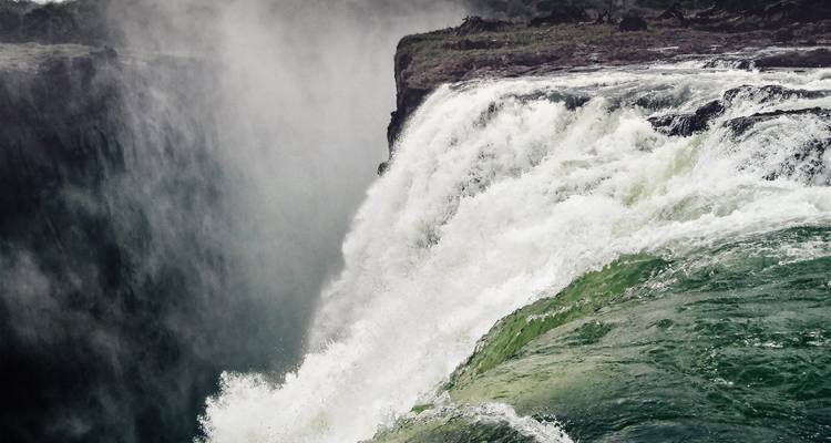 Gros plan des chutes Victoria avec de la brume qui s'élève.