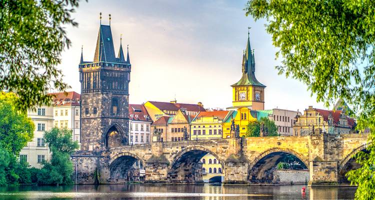 Des tours de pierre historiques flanquent l'emblématique pont Charles au-dessus de la rivière Vltava à Prague.