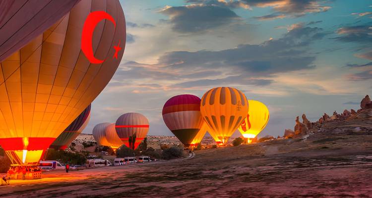 Des montgolfières qui s'illuminent pour un vol de nuit.