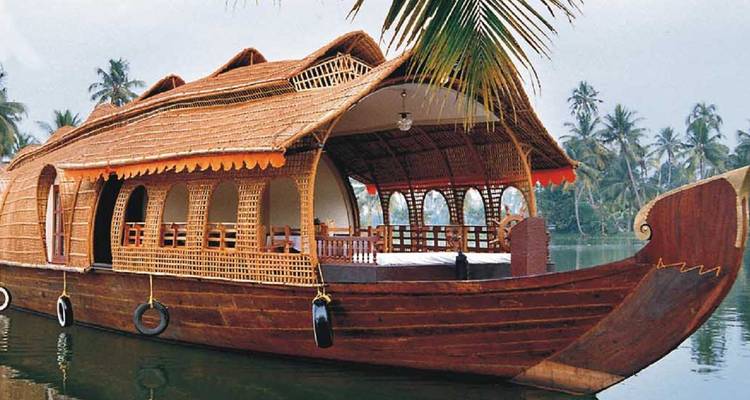Casa flotante tradicional en una vía fluvial tranquila.