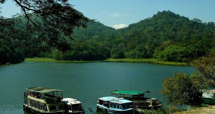 Barcos atracados en un lago pintoresco rodeado de colinas.