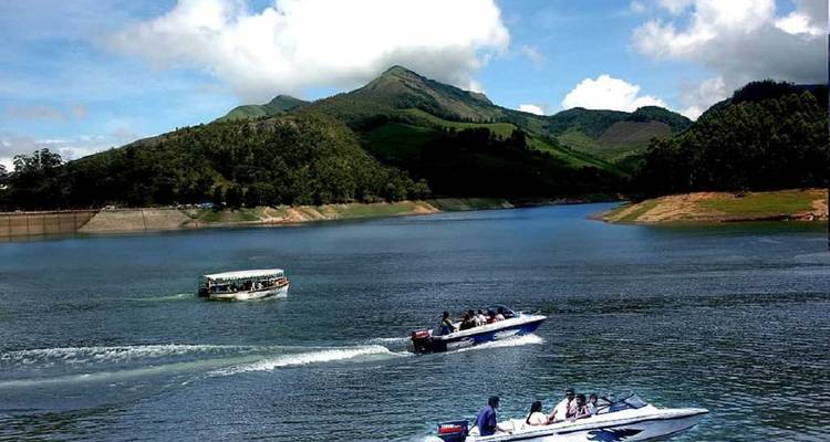 Lanchas rápidas en un lago con montañas al fondo.