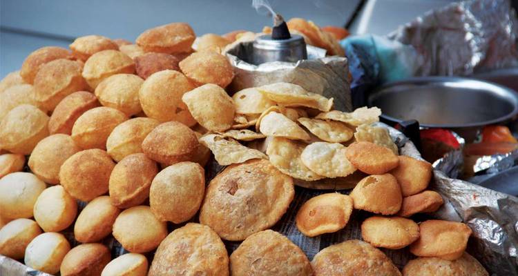 Un étalage de cuisine de rue traditionnelle indienne.