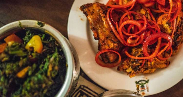 Assiettes de nourriture avec des plats garnis.