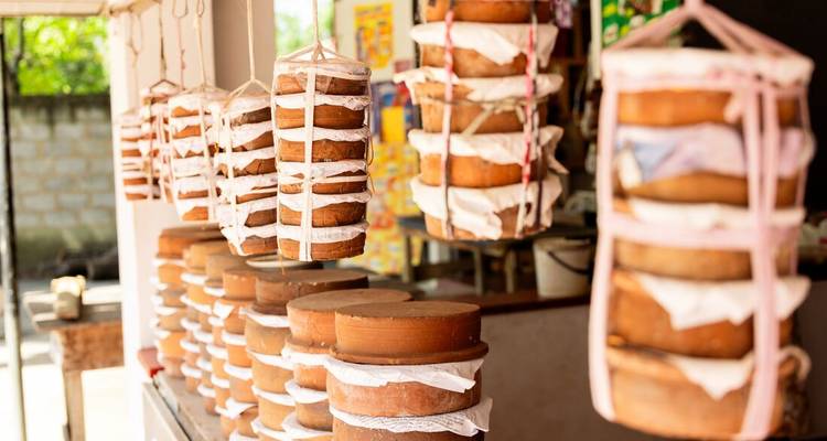 Installation traditionnelle de traitement de mélasse de kithul sri-lankaise.