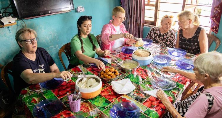 Groupe de personnes dînant dans un cadre familial traditionnel.
