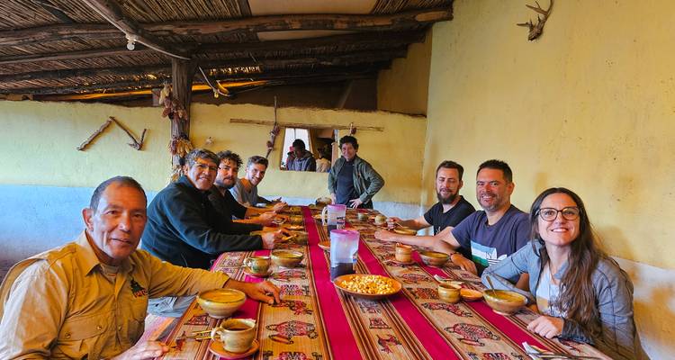 Groupe de personnes dînant ensemble à l'intérieur.