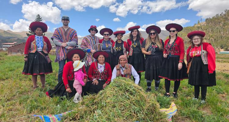 Groupe de personnes en tenue traditionnelle à l'extérieur.
